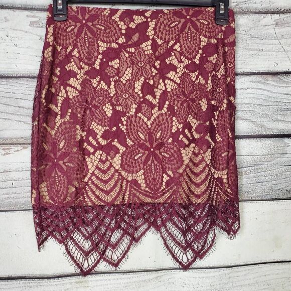Express Burgundy Red Lace Overlay Skirt Women’s Size 6 Lined Cocktail Party - Picture 1 of 6